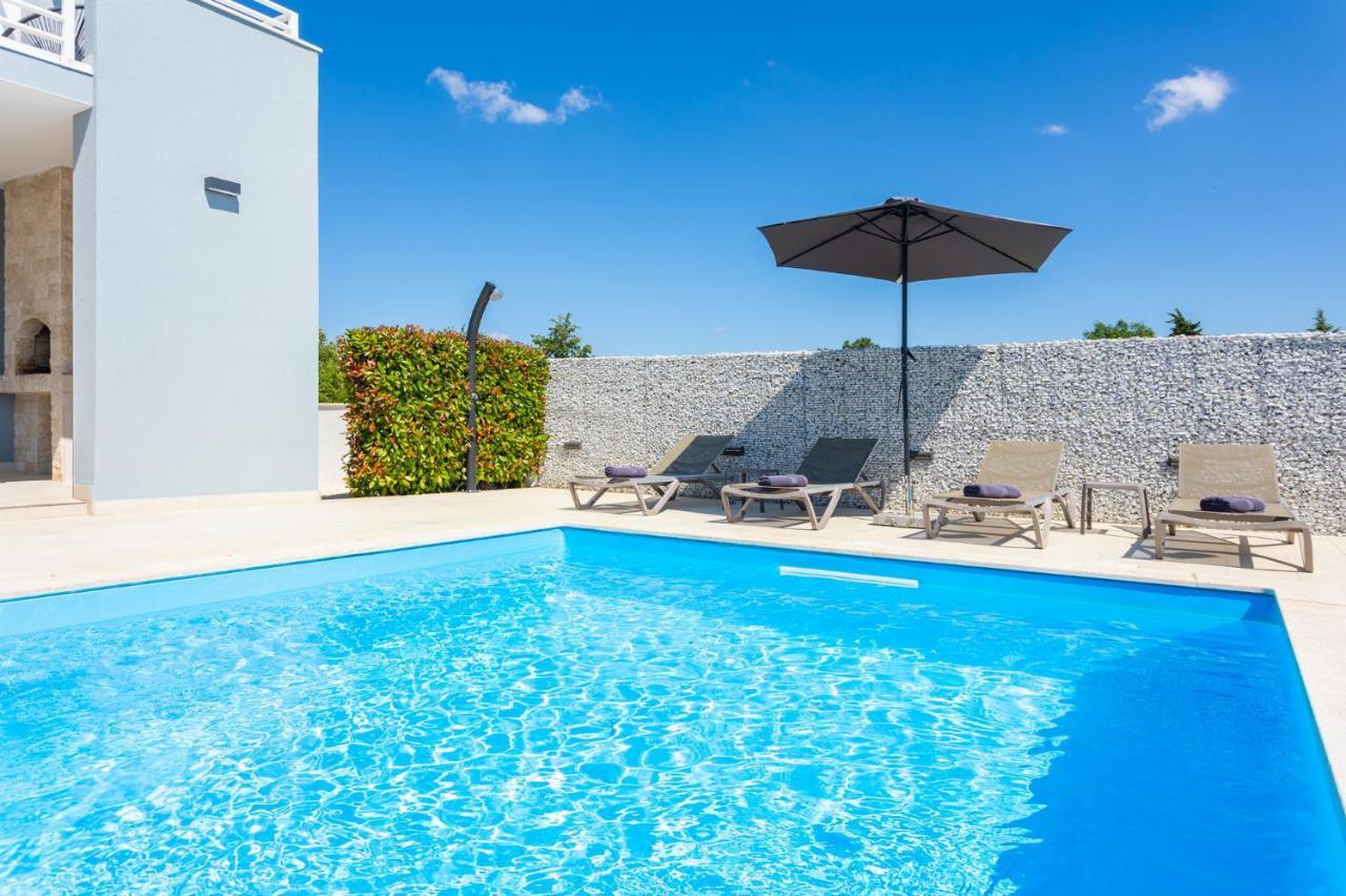 Villa Ovis Peresiji Exteriör bild