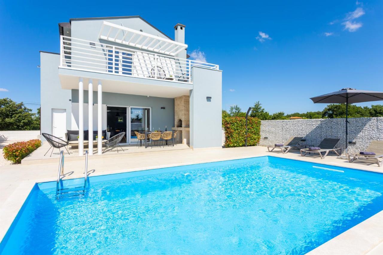 Villa Ovis Peresiji Exteriör bild